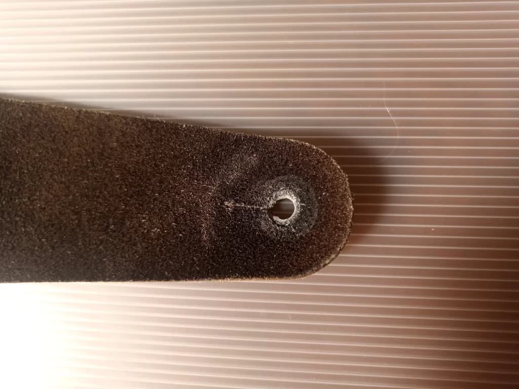 古いストラップ上穴