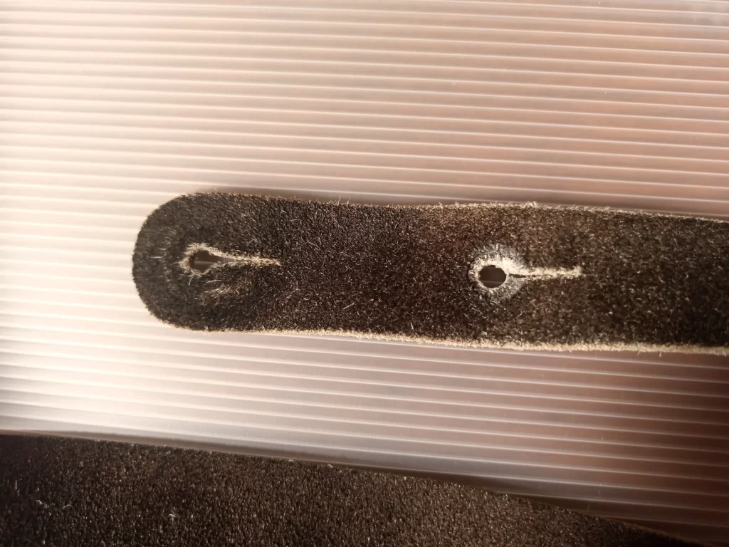 古いストラップ下穴